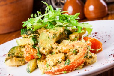 Ceviz soslu kızarmış sebze