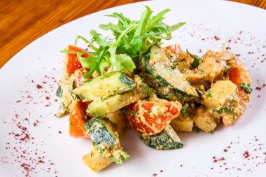 Ceviz soslu kızarmış sebze