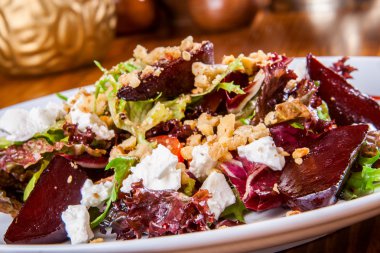 Pişmiş kırmızı pancar ve keçi peyniri ile karışık salata