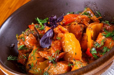 Patlıcan, biber, domates ve otlar ile Ajapsandali