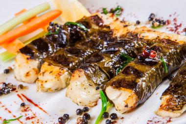 Üzüm yaprakları pişmiş pikeperch