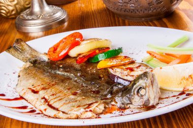 Alabalık ızgara sebzeler ile
