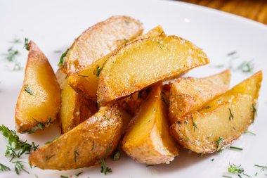 Kızarmış patates dilimleri.