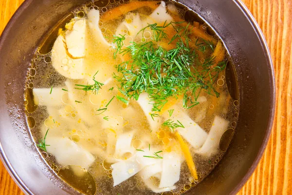 Tavuk ve erişte çorbası