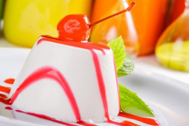 Kiraz soslu panna cotta.