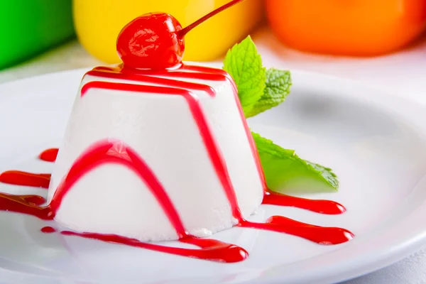 Panna cotta con salsa di ciliegie — Foto Stock