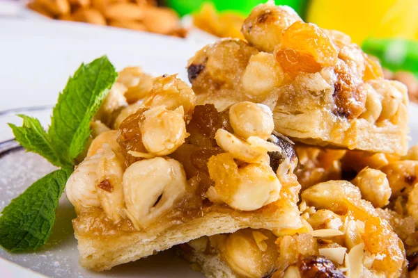 Десерт з горіхами та медом — стокове фото