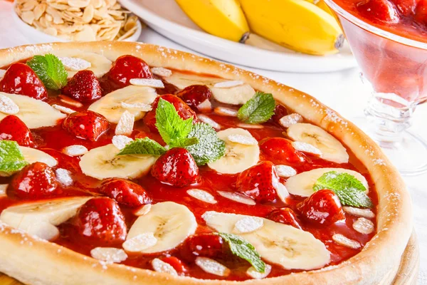 Groente pizza met banaan en aardbei — Stockfoto