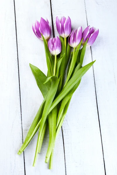 Tulipes violettes sur fond en bois — Photo