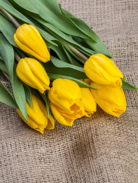 Bouquet de tulipes jaunes sur toile de jute — Photo