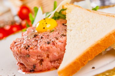 Biftek tartare ekmek ile