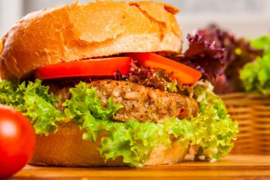 Hamburger ahşap tahta üzerinde