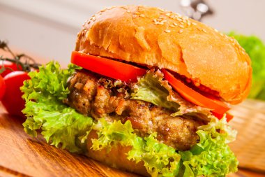 Hamburger ahşap tahta üzerinde