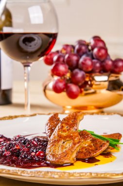 kaz ciğeri çilek ile