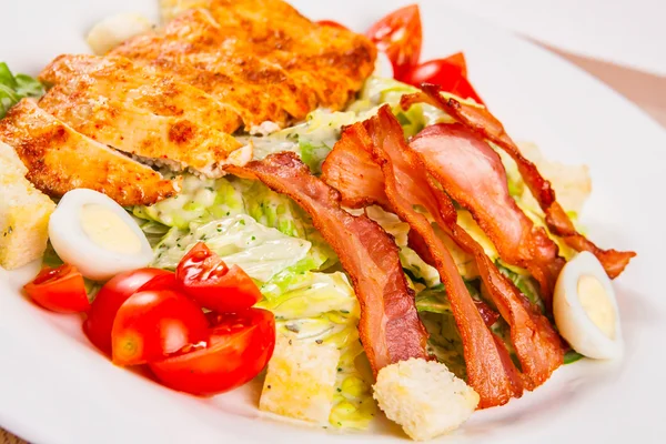 Caesar-Salat mit Hühnchen und Speck — Stockfoto