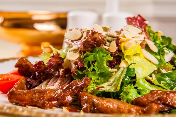 Warmer Salat mit Kalbfleisch — Stockfoto