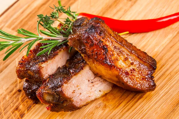 Domuz kaburga ahşap tahta üzerinde