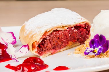 Strudel kiraz ve dondurma ile