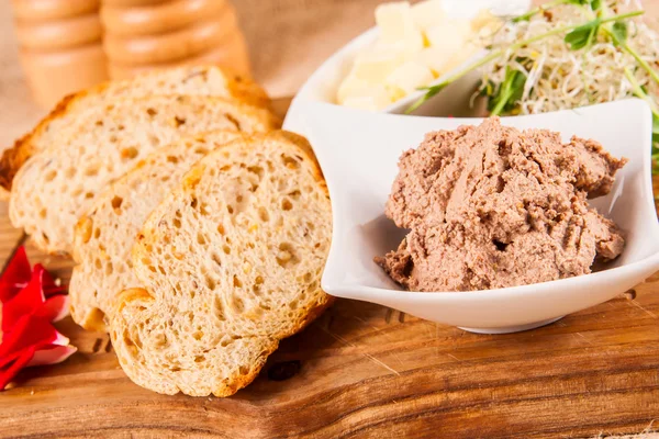 Pate, brood en boter voor het ontbijt — Stockfoto