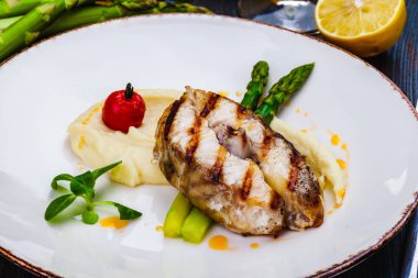 Kızarmış balık, patates püresi ve kuşkonmaz.