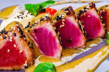 Susamlı ızgara ton balığı bifteği ve tabakta rezene püresi..