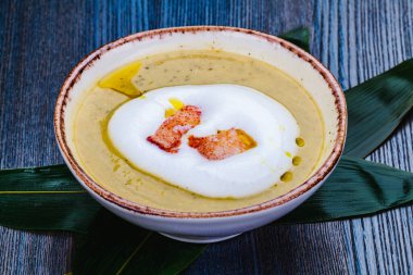 Kremalı ıstakoz çorbası. Deniz ürünleri çorbası..