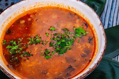 Sebzeli çorba ve deniz ürünleri.