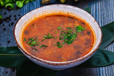 Sebzeli çorba ve deniz ürünleri.