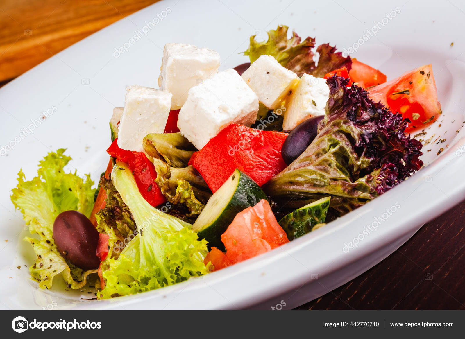 新鮮な野菜とギリシャのサラダ フェタチーズとホワイトプレート上の黒オリーブ ストック写真 C Lvssvl1