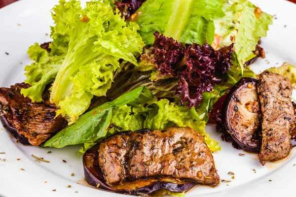 Salat Mit Auberginen Roastbeef Salat Und Tomaten Auf Weißem Teller — Stockfoto