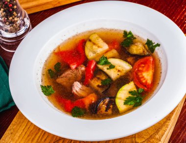 Etli çorba ve beyaz tabakta ızgara sebze