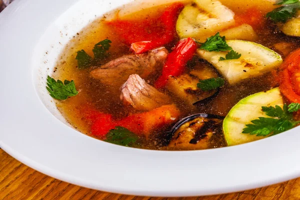 Soupe Viande Légumes Grillés Dans Une Assiette Blanche — Photo