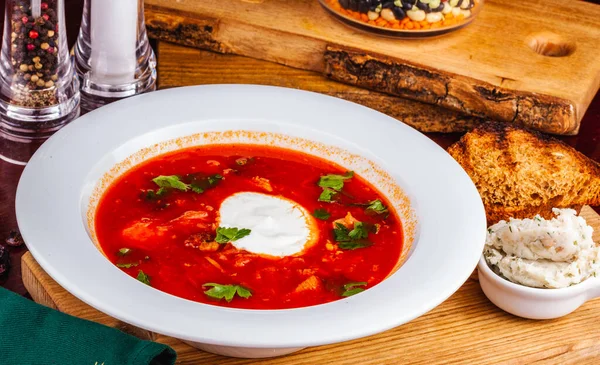 Zuppa Tradizionale Ucraina Russa Borscht Barbabietola Rossa Con Panna Acida — Foto Stock