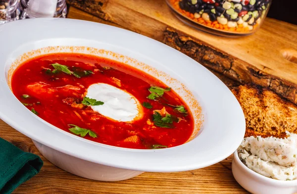 Zuppa Tradizionale Ucraina Russa Borscht Barbabietola Rossa Con Panna Acida — Foto Stock