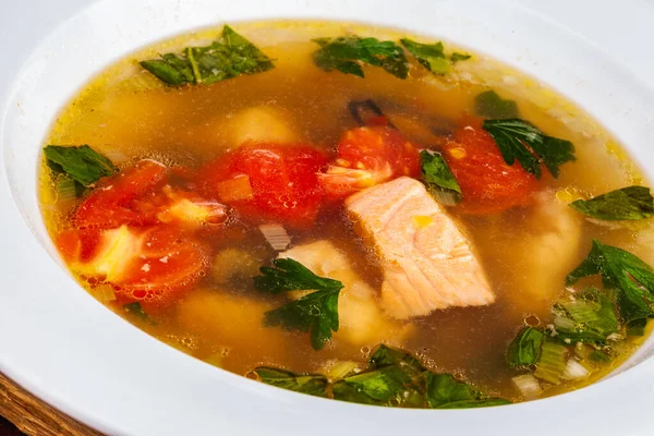 Fischsuppe Mit Gemüse Und Lachs Auf Weißem Teller — Stockfoto