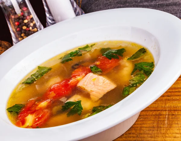 Fischsuppe Mit Gemüse Und Lachs Auf Weißem Teller — Stockfoto