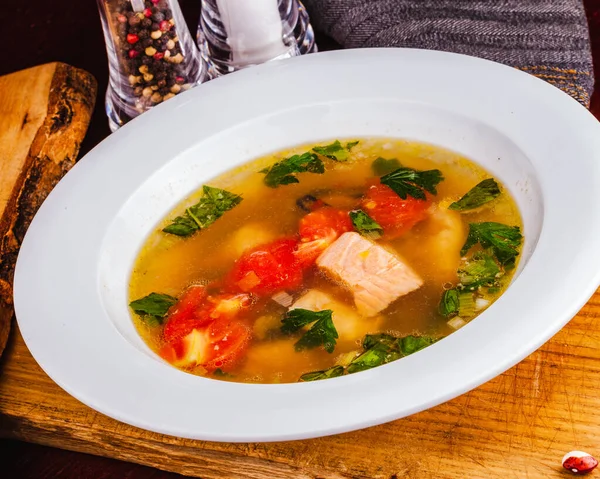 Fischsuppe Mit Gemüse Und Lachs Auf Weißem Teller — Stockfoto