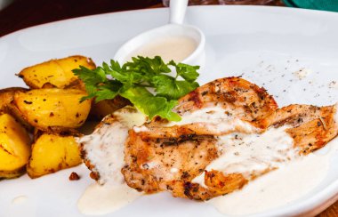 Izgara biftek ve fırında patates..