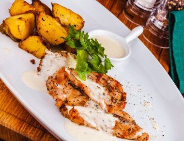 Izgara biftek ve fırında patates..