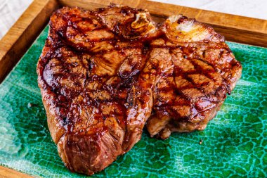 Izgarada biftek. Biftek. Kapat.