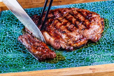 Dilimlenmiş biftekli kaburga. Kapat.