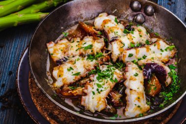 Tavada kurutulmuş ahtapot ve kızarmış patates.