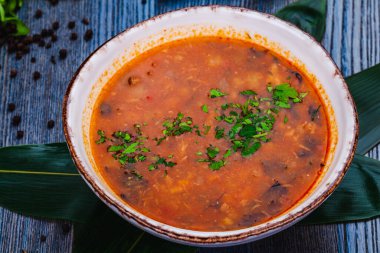 Sebzeli çorba ve deniz ürünleri.