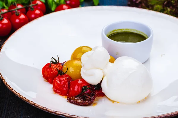 Burrata Sajt Sült Cseresznye Paradicsommal Pestó Mártással Fehér Tálcán — Stock Fotó