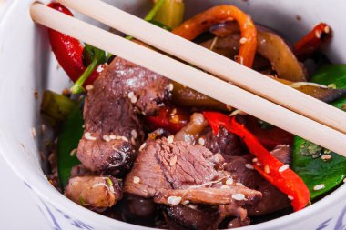 Biftek ve sebze kızartması. Asya mutfağı