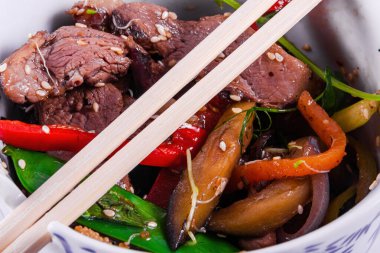 Biftek ve sebze kızartması. Asya mutfağı