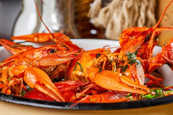 Haşlanmış kerevit ya da beyaz tabakta otlu kerevit.