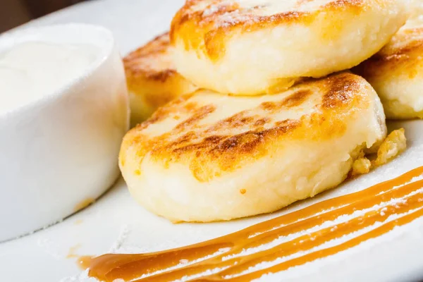 Desayuno Panqueque Requesón Con Crema Agria Plato Blanco —  Fotos de Stock