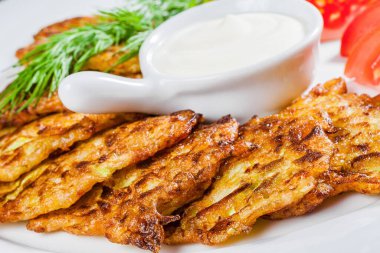 Ekşi kremalı, domatesli ve dereotlu kabaklı börek.