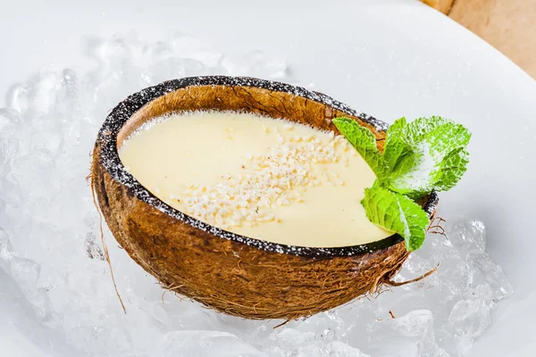 Italiaans Dessert Panna Cotta Met Sesamzaadjes Muntblaadjes Geserveerd Halve Kokosnoot — Stockfoto